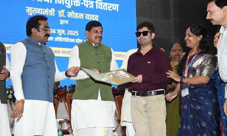 दिव्यांगजन-अपनी-क्षमता,-योग्यता,-संघर्षशीलता-और-सकारात्मकता-के-आधार-पर-समाज-में-अपना-स्थान-बनाते-हैं-:-मुख्यमंत्री-डॉ.-यादव