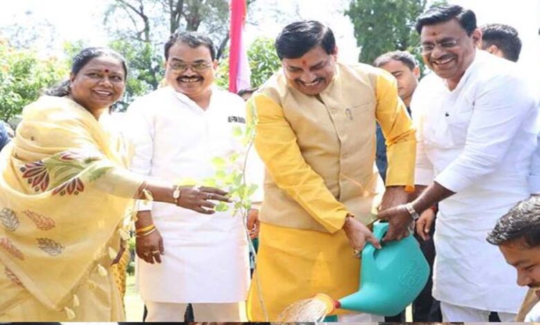 मुख्यमंत्री-डॉ.-यादव-ने-सिंदूर-का-पौधा-रोपा