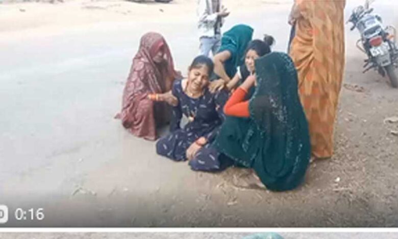 बलकर ट्रक की टक्कर से अधेड़ महिला की मौत, ग्रामीणों ने ओवरलोड वाहनों का किया विरोध