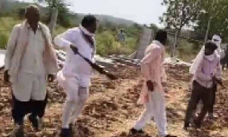 मध्य प्रदेश के गुना जिले के लंबा चक गांव में मीणा परिवार के दो गुटों के बीच खूनी संघर्ष, एक की मौत