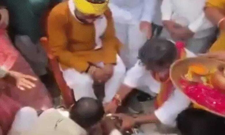 छिंदवाड़ा-:-भाजपा-सांसद-ने-कार्यकर्ताओं-से-पैर-धुलवाए