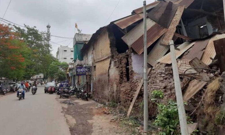 नगरीय-क्षेत्र-में-जर्जर-भवन-मालिकों-के-विरूद्ध-करें-कार्रवाई,-आयुक्त-नगरीय-प्रशासन-ने-दिये-निर्देश