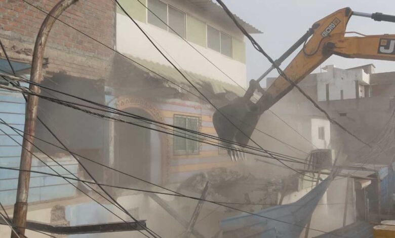 महाकाल-मंदिर-के-पास-अवैध-निर्माण-पर-चला-बुलडोज़र,-बेगमबाग-के-सात-मकानों-को-तोड़ा,-स्टे-हटते-ही-एक्शन