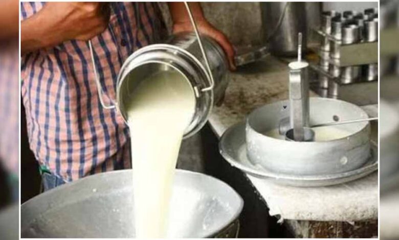 अब-संघ-के-पास-ऐसी-मशीनें-उपलब्ध-हैं,-जो-कुछ-ही-सेकंडों-में-दूध-की-गुणवत्ता-की-पूरी-रिपोर्ट-दे-देती-हैं