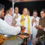 मुख्यमंत्री-डॉ.-यादव-ने-काफिला-रोक-कर-शंकर-चाट-भंडार-में-पी-चाय