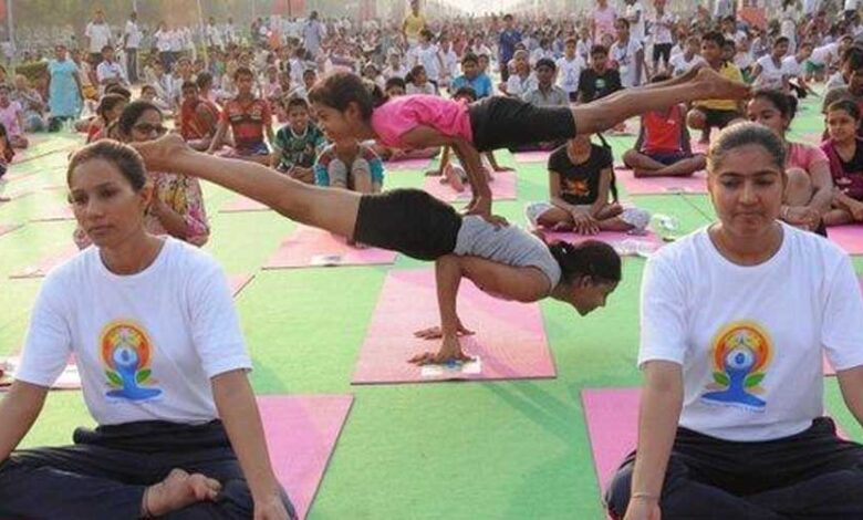 योग-दिवस-पर-हर-वार्ड-और-पंचायत-में-कार्यक्रम,-राजवाड़ा-पर-सुबह-6-बजे-जुटेंगे-इंदौरी
