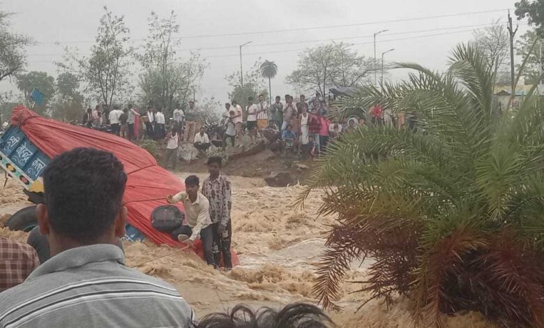 श्योपुर-में-खिरखिरी-गांव-की-नदी-उफान-पर,नाला-पार-कर-रही-ट्रैक्टर-ट्रॉली-बही