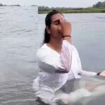 योग-एक्सपर्ट-श्वेता-ने-किया-एक्वा-योग,-बताया-सामान्य-और-पानी-में-योगाभ्यास-में-क्या-अंतर