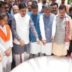 मुख्यमंत्री-ने-शंकु-यंत्र-पर-परछाई-परिचालन-व्यवस्था-में-शून्य-होती-परछाई-को-देखा-और-उपस्थित-सभी-को-सूर्य-परिचालन-समझाया