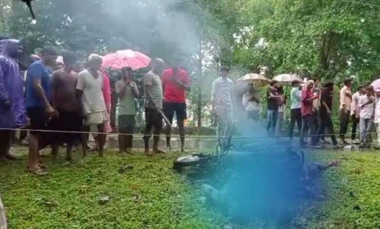बालाघाट-जिले-में-मार्ग-पर-चलती-बाइक-में-विद्युत-करंट-लगने-से-एक-ही-परिवार-के-तीन-लोग-जिंदा-जल-गए
