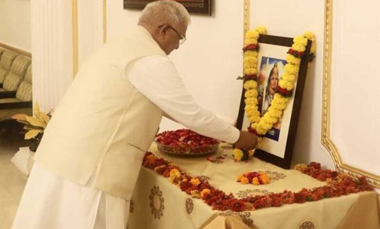 वीरांगना-रानी-दुर्गावती-के-बलिदान-दिवस-पर-राज्यपाल-पटेल-ने-माल्यार्पण-कर-नमन-किया
