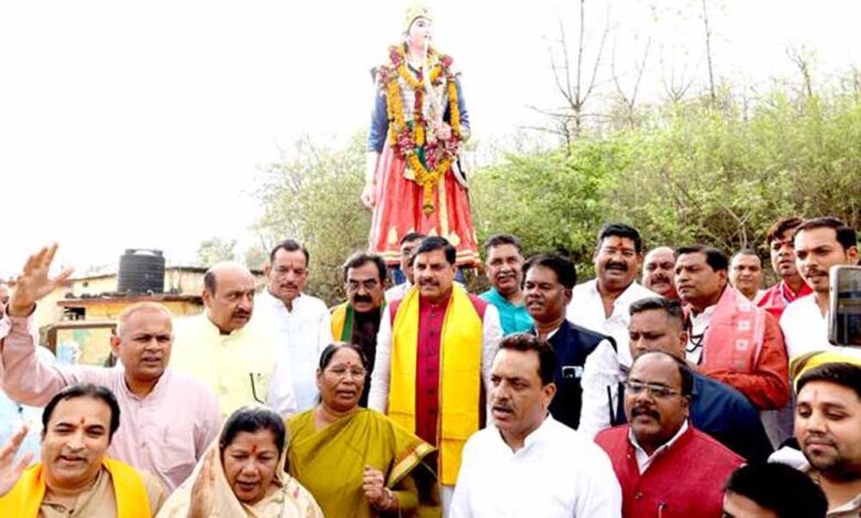 रानी-दुर्गावती-की-समाधि-स्थल-पहुँचे-मुख्यमंत्री-डॉ.-यादव,-462-वें-बलिदान-दिवस-पर-वीरांगना-को-अर्पित-की-श्रद्धांजलि