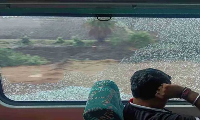 भोपाल से दिल्ली जा रही शताब्दी एक्सप्रेस पर फिर हुआ पथराव, सी-4 कोच का कांच टूटा; एक हफ्ते में यह चौथी घटना