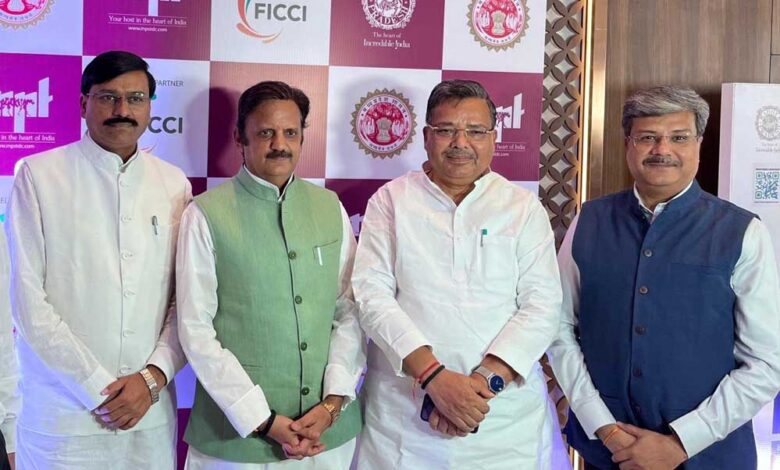 पर्यटन-मंत्री-श्री-धर्मेंन्द्र-लोधी-ने-प्रदेश-की-पर्य़टन-विशेषताओं-से-कराया-अवगत
