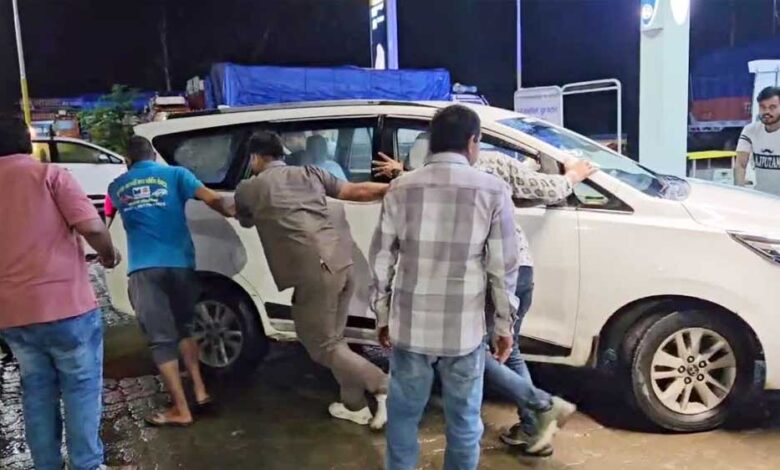 पेट्रोल-पंप-वालो-ने-गाड़ियों-में-भर-दिया-पानी-मिलाकर-डीजल,-हिमाकत-पर-अफसर-हैरान!