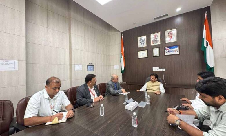 विंध्य-क्षेत्र-में-हवाई-सेवाओं-के-विस्तार-के-लिए-उप-मुख्यमंत्री-शुक्ल-और-एलायंस-एयर-के-अधिकारियों-की-महत्वपूर्ण-बैठक