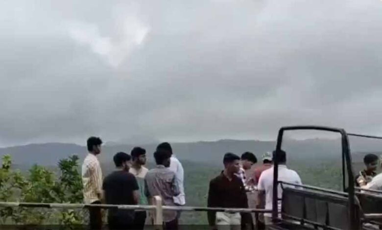 पचमढ़ी-में-बरसात-ने-बढ़ाया-रोमांच,-मानसून-के-साथ-उमड़ी-सैलानियों-की-भीड़