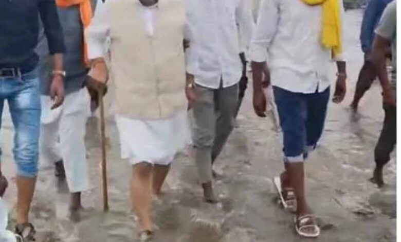 सीएम-के-आदेश-ने-फंसा-दिया-मंत्री-को,-कीचड़-में-पैदल-चलने-की-नौबत