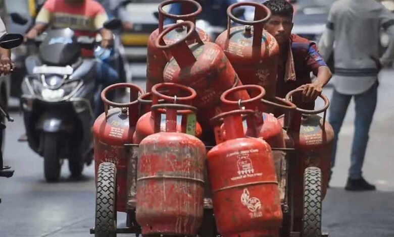ऑनलाइन-गैस-बुकिंग-पर-लगी-रोक?-उपभोक्ताओं-की-बढ़ी-परेशानी