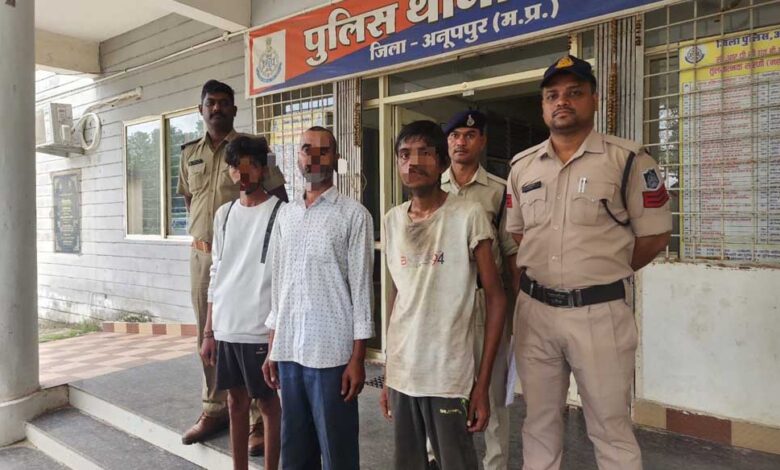 रात्री-गश्त-मे-लंबे-समय-से-फरार-चल-रहे-02-स्थाई-गिरफ्तारी-वारंट-एवं-04-गिरफ्तारी-वारंट-के-वारंटियों-की-किया-गिरफ्तार