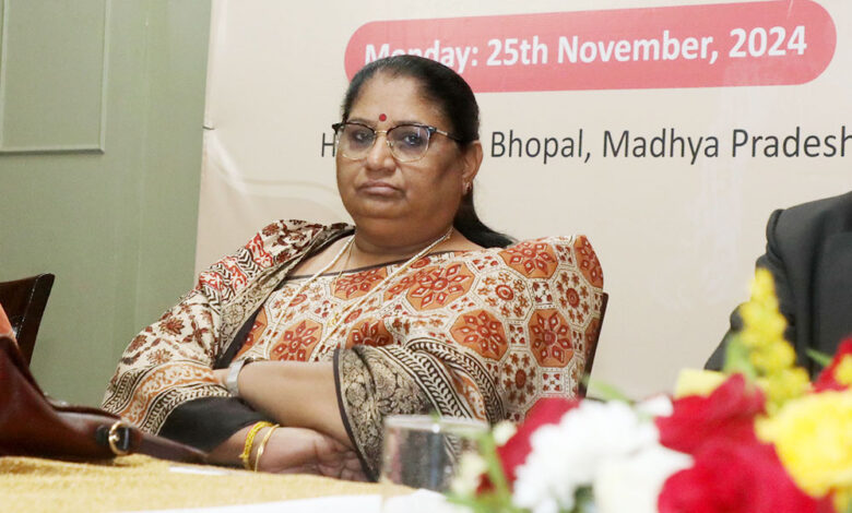 पोषण-ट्रेकर-ऐप-का-प्रशिक्षण-निचले-अमले-को-अवश्य-दें,-अधिकारी-करें-मॉनिटरिंग-:-मंत्री-सुश्री-भूरिया