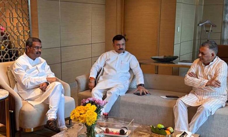 केंद्रीय शिक्षा मंत्री प्रधान के साथ उच्च शिक्षा मंत्री परमार की चर्चा