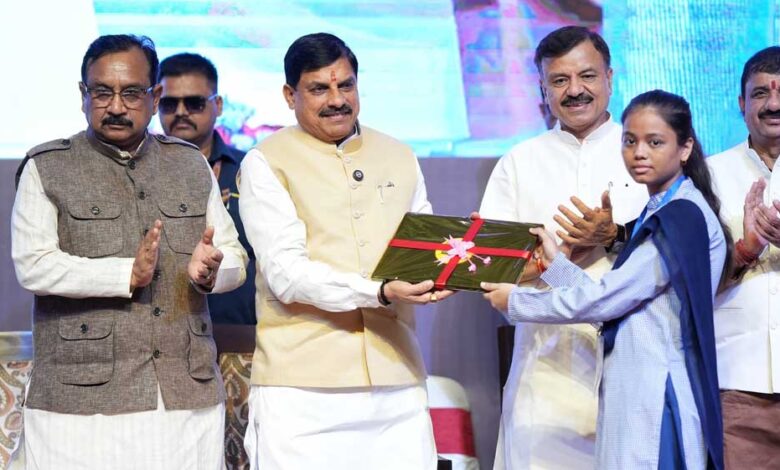 cm-यादव-ने-राज्य-के-94,234-मेधावी-छात्रों-को-लैपटॉप-खरीदने-के-लिए-25-25-हजार-रुपए-की-सहायता-राशि-उनके-बैंक-खातों-में-की-ट्रांसफर