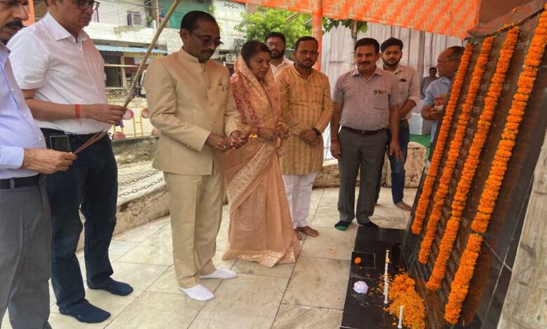 औद्योगिक-क्षेत्र-बलियरी-में-विस्फोट-से-शहीद-हुए-श्रमिकों-के-स्मारक-पुष्प-अर्पित-कर-दी-गई-श्रद्धांजलि