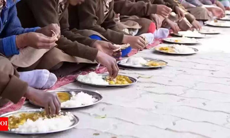 स्कूल-में-मिड-डे-मील-बना-ज़हर!-छिपकली-मिलने-से-बीमार-हुए-तीन-बच्चे,-अस्पताल-में-भर्ती