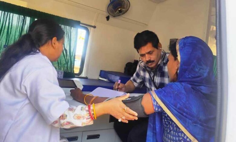 संजीवनी-मोबाइल-यूनिट-से-मिल-रहा-बैगा,-भारिया,-सहरिया-को-जीवनदान,-आदिवासियों-के-लिए-चलता-फिरता-चमत्कार