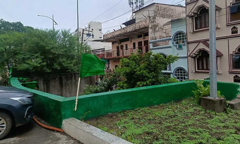 हमीदिया-हॉस्पिटल-में-अतिक्रमण-का-मामला-मुख्यमंत्री-तक-पहुंचा,-हरा-रंग-पोत-कर-लगाये-धार्मिक-झंडे