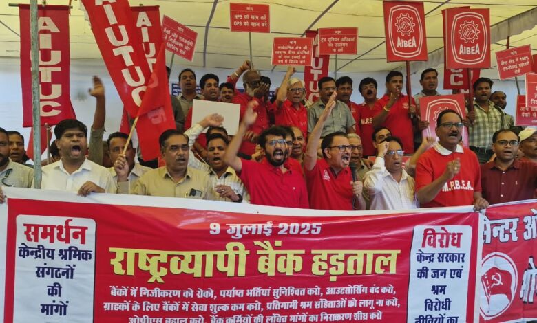 भोपाल-में-हड़ताल-की-पूर्व-संध्या-पर-मजदूरों-का-मशाल-जुलूस,-सरकार-की-जनविरोधी-नीतियों-के-खिलाफ-गूंजे-नारे