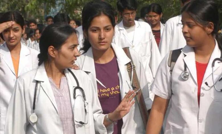 अब-मेडिकल-की-पढ़ाई-करने-के-इच्छुक-स्टूडेंट्स-को-आर्थिक-तंगी-नहीं-रोकेगी,-सरकार-देगी-80-80-लाख-रुपए