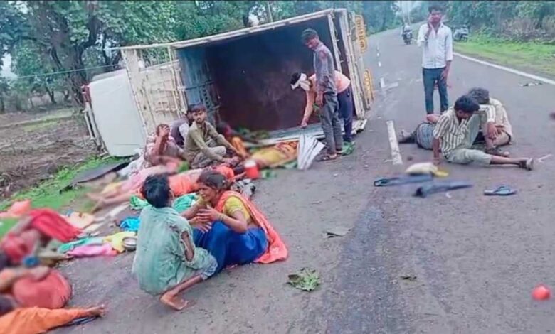 रायसेन-में-मजदूरों-से-भरी-पिकअप-पलटी,-28-घायल,-5-की-हालत-गंभीर