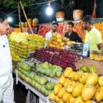 बिना-काफिले-के-अचानक-न्यू-मार्केट-पहुंचे-सीएम,-खुद-खरीदे-फल,-सिग्नल-पर-रेड-लाइट-देखकर-रोकी-गाड़ी