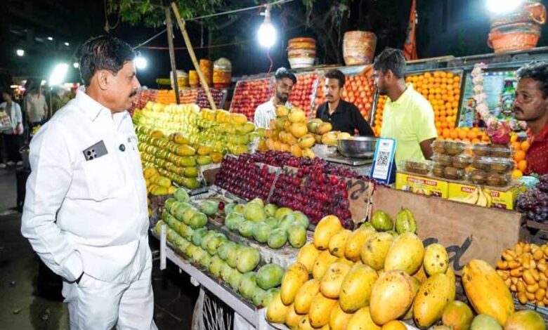 बिना-काफिले-के-अचानक-न्यू-मार्केट-पहुंचे-सीएम,-खुद-खरीदे-फल,-सिग्नल-पर-रेड-लाइट-देखकर-रोकी-गाड़ी