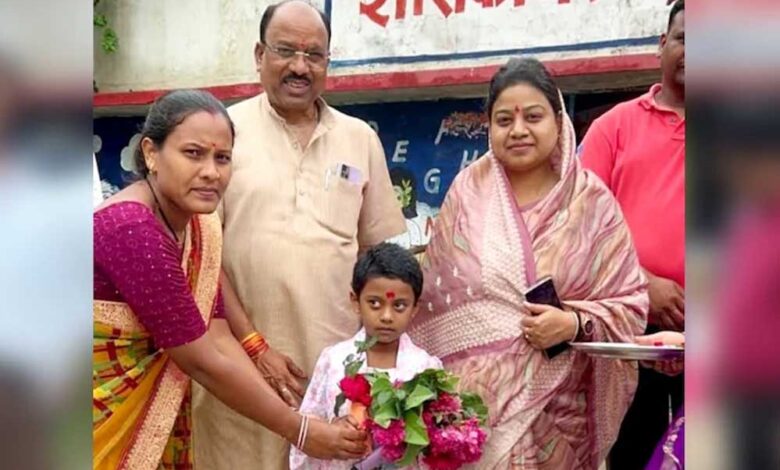 सांसद हिमाद्री सिंह ने अपनी बेटी का दाखिला गृह गांव के सरकारी स्कूल में कराया