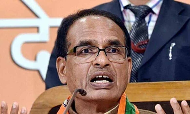 विदिशा में अफसरों पर गरजे शिवराज, बोले- जांच दल आया तो नहीं बख्शे जाएंगे