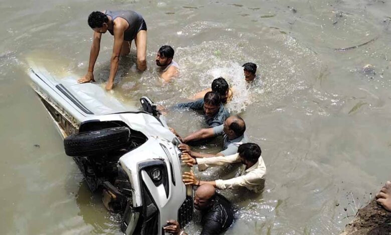 इंदौर-बैतूल हाईवे पर बड़ा हादसा, कार कालीसिंध नदी में गिरी; दो की मौत, दो गंभीर