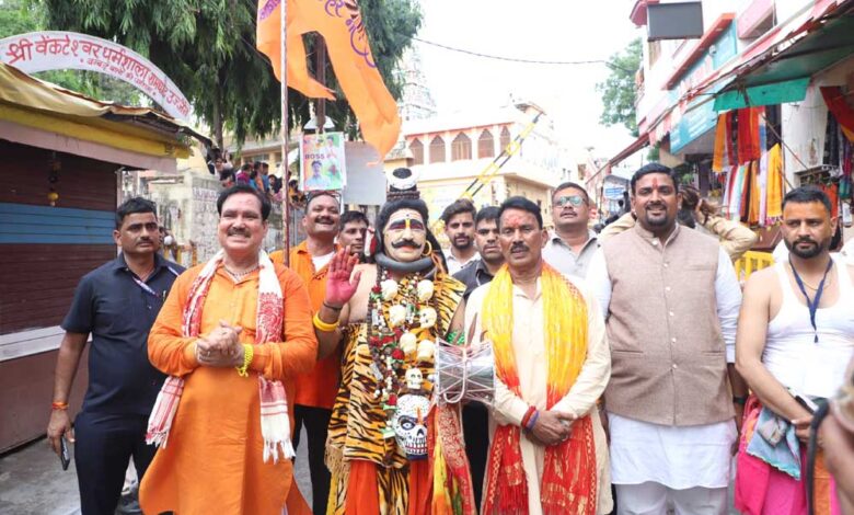 मुख्यमंत्री डॉ. यादव की मंशानुरूप  जनजातीय समूहों के कलाकारों ने सवारी में मनमोहक प्रस्तुतियां देकर किया बाबा श्रीमहाकाल का स्वागत