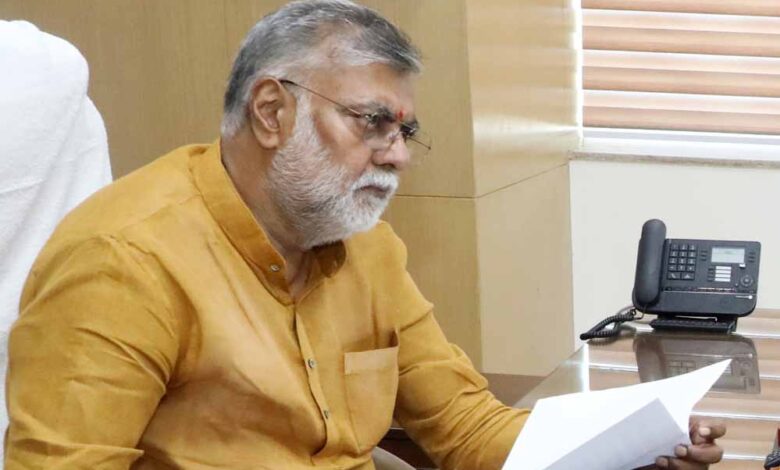 मंत्री पटेल ने की पंचायत एवं ग्रामीण विकास विभाग सहित अन्य विभागों की समीक्षा