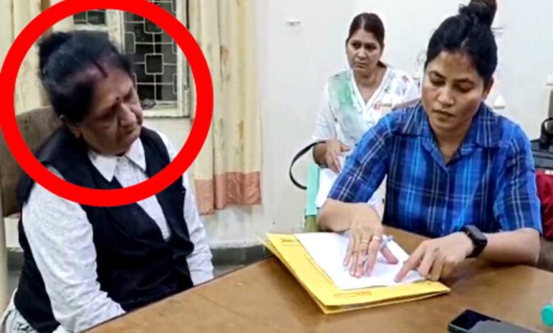 लोकायुक्त टीम ने सरकारी वकील कुक्कू दत्त को 15 हजार रिश्वत लेते रंगे हाथों पकड़ा