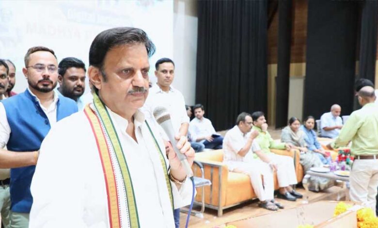 शासन की योजनाओं का लाभ दिलाने में महत्वपूर्ण भूमिका निभा रहे हैं कामन सर्विस सेंटर : उप मुख्यमंत्री शुक्ल