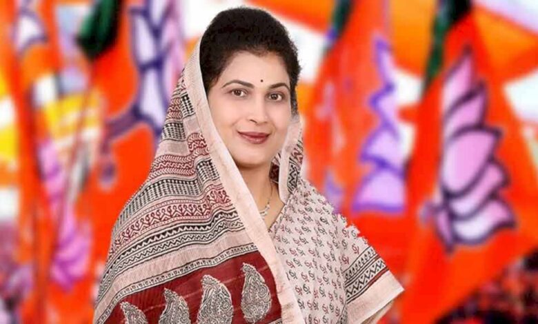 जिम्मेदारी के साथ कार्य करें अधिकारी : राज्यमंत्री गौर