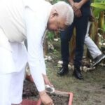 राज्यपाल-पटेल-ने-राजभवन-में-रोपा-तुलसी-का-पौधा