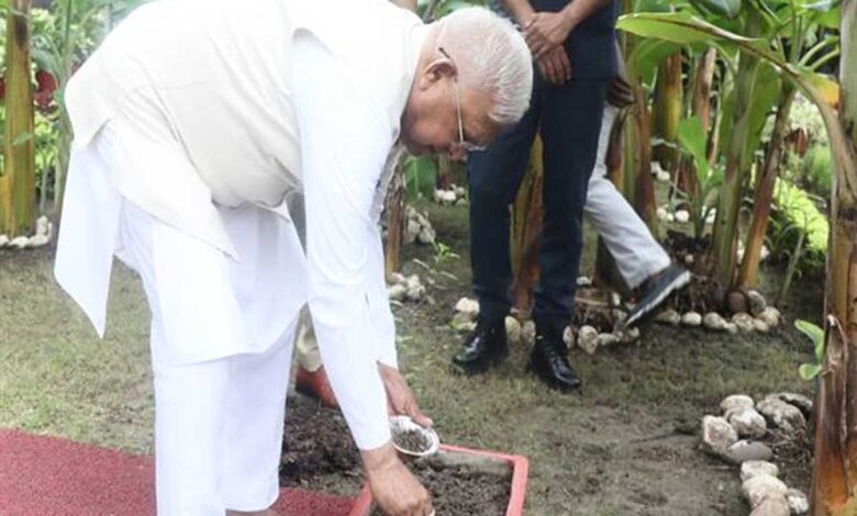 राज्यपाल-पटेल-ने-राजभवन-में-रोपा-तुलसी-का-पौधा