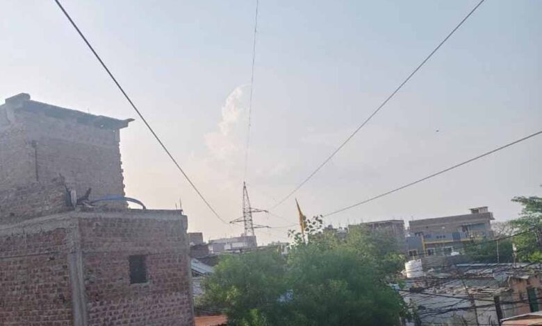 ट्रांसमिशन लाइनों के नीचे बने मकान के मालिकों को नोटिस जारी