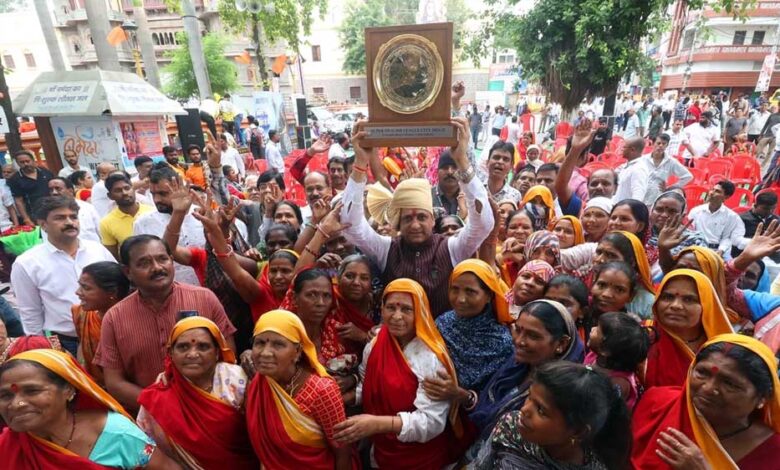 इंदौर-नगर-निगम-की-7,500-सफाई-मित्रों-के-लिए-बड़ी-घोषणा,-हर-महीने-1,000-रुपये-अतिरिक्त-स्वास्थ्य-मद-में-दिए-जाएंगे