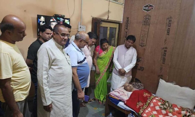 आस्वस्थ-लोकतंत्र-सैनानी-के-स्वास्थ-की-जानकारी-लेने-पहुचे-विधायक-पहुचे,-स्वास्थ-की-ली-जानकारी,परिजनों-से-की-चर्चा