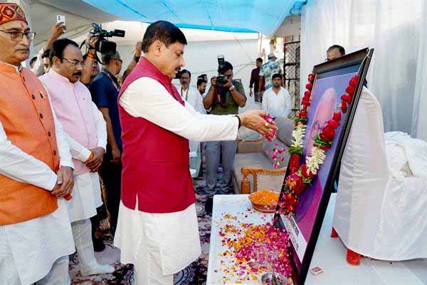 मुख्यमंत्री डॉ. यादव ने स्व. ब्रम्हानंद यादव को पुष्पांजलि अर्पित कर दी श्रद्धांजलि